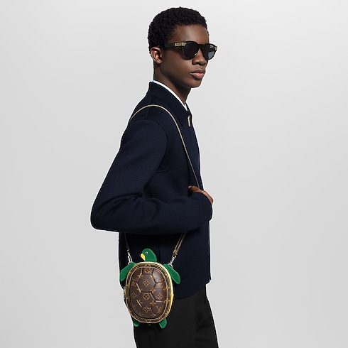 LV Turtle 可穿戴式錢包 其他 Monogram 帆布 in 男士's 錢包及小型皮件 迷你包款 collections by Louis Vuitton (產品縮放)