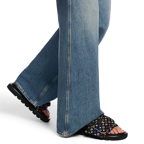 LV x TM Pool Pillow 平底舒適涼鞋 in 女士's 鞋履系列 露跟涼鞋 collections by Louis Vuitton (產品縮放)