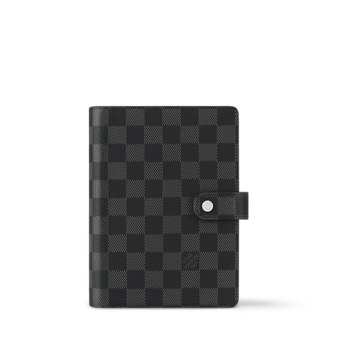 中號活頁環記事本封套 Damier Graphite 帆布 in 行李箱、旅行用品及家居精品's 書庫及文具 工作及書寫 collections by Louis Vuitton (產品縮放)