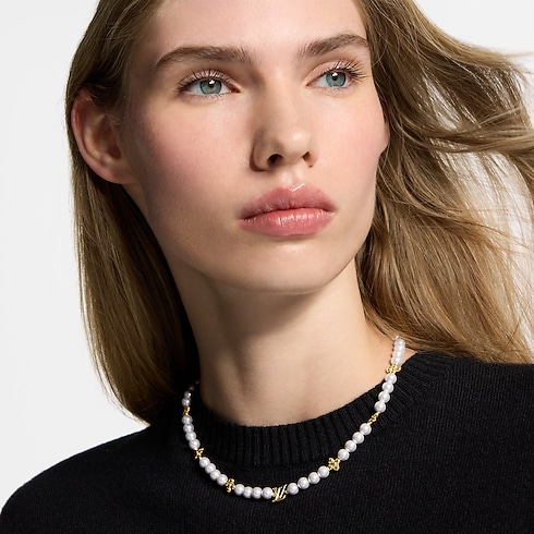 My LV Pearl 項鏈 cropped worn view