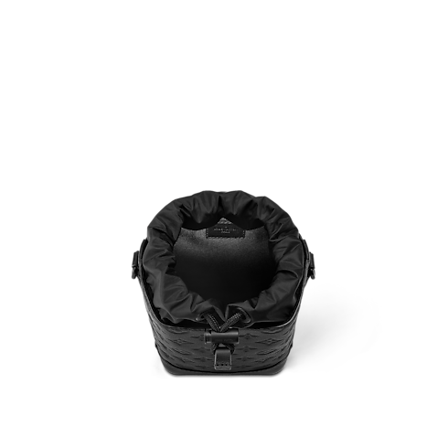 Noe Sling Monogram Shadow 皮革 in 男士's 皮件系列 All Collections collections by Louis Vuitton (產品縮放)