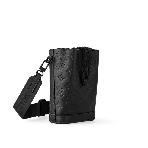 Noe Sling Monogram Shadow 皮革 in 男士's 皮件系列 All Collections collections by Louis Vuitton (產品縮放)