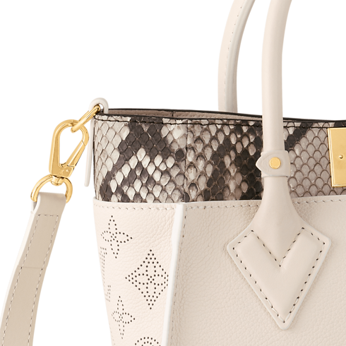 On My Side PM 高級皮革 in 女士's 時尚包款 所有系列 collections by Louis Vuitton (產品縮放)