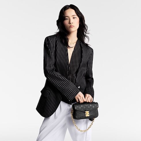 Pochette Métis East West Monogram Empreinte 皮革 in 女士's 時尚包款 女生包包總覽 collections by Louis Vuitton (產品縮放)