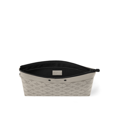 Pochette To-Go Monogram Shadow 皮革 in 男士's 錢包及小型皮件 小型隨身包 collections by Louis Vuitton (產品縮放)