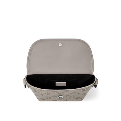 Pulse 可穿戴式錢包 Monogram Shadow 皮革 in 男士's 錢包及小型皮件 迷你包款 collections by Louis Vuitton (產品縮放)