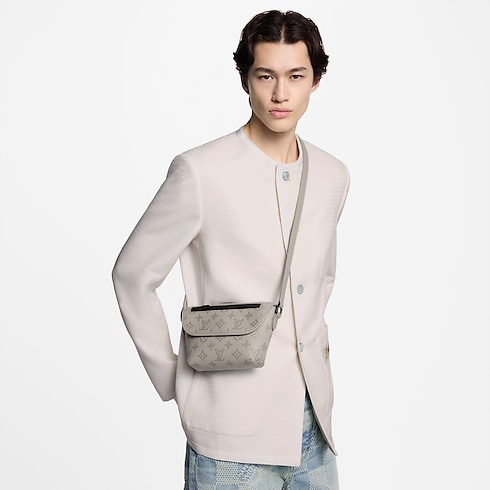 Pulse 可穿戴式錢包 Monogram Shadow 皮革 in 男士's 錢包及小型皮件 迷你包款 collections by Louis Vuitton (產品縮放)