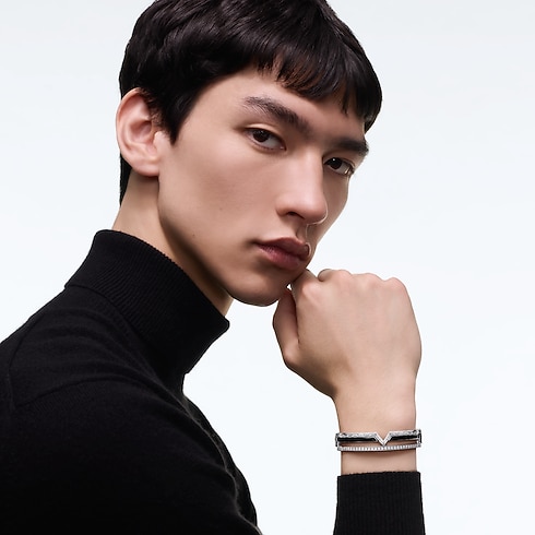 Pure V 手鍊 - 配白K金、黑色亮漆及鑽石 in Les Extraordinaires's 珠寶系列 手鐲 collections by Louis Vuitton (產品縮放)