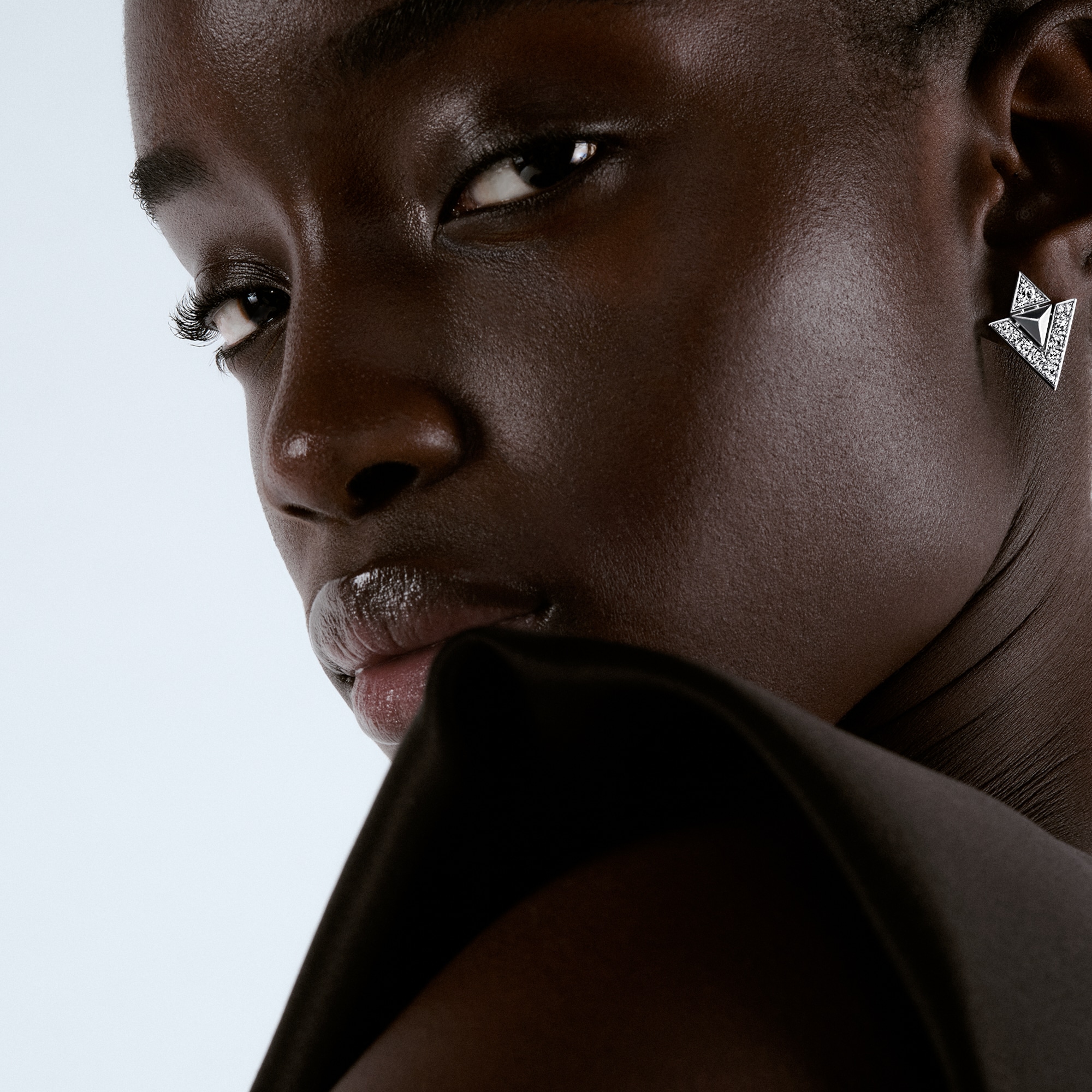 Pure V 耳環 - 配白K金及鑽石  in 珠寶系列