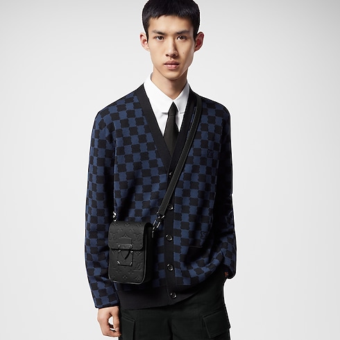 S-Lock 直式隨身錢包 Monogram Taurillon 皮革 in 男士's 皮件系列 All Collections collections by Louis Vuitton (產品縮放)