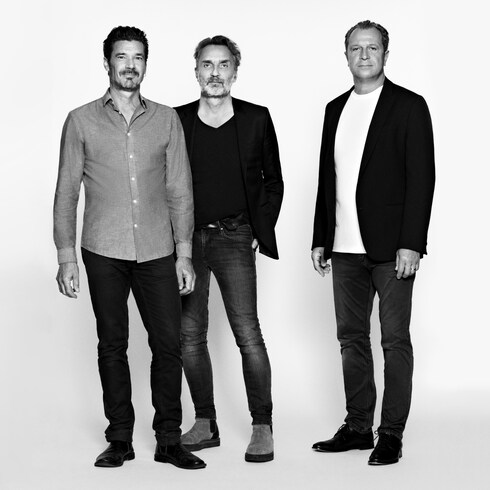 Serpentine Table MM by Atelier Oï in 行李箱、旅行用品及家居精品's 家居及餐具精品 家具 collections by Louis Vuitton