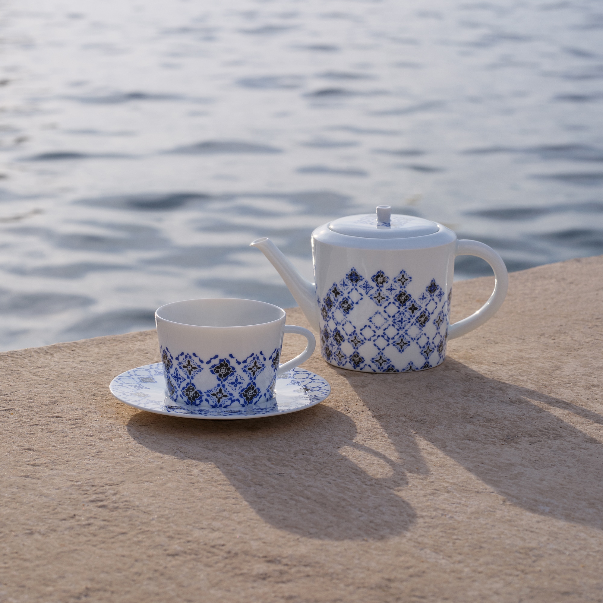 LV By The Pool 茶杯兩件式套裝  in 行李箱、旅行用品及家居精品