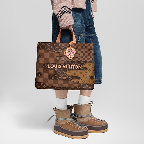 Shopper Tote MM 其他 Monogram 帆布 in 時尚包包及小型皮件's 男士時尚包包 全新系列 collections by Louis Vuitton (產品縮放)