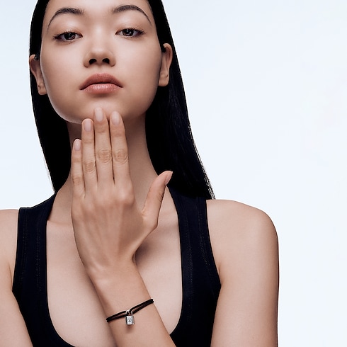 Silver Lockit 純銀黑色亮漆及黑色聚酯纖維繩手環 in 珠寶系列's 按類別瀏覽 手鐲 collections by Louis Vuitton (產品縮放)