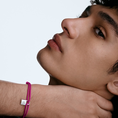 Silver Lockit 純銀黑色亮漆及粉紅色聚酯纖維繩手環 in 珠寶系列's 按類別瀏覽 手鐲 collections by Louis Vuitton (產品縮放)