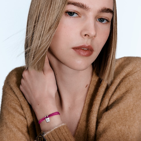 Silver Lockit 純銀黑色亮漆及粉紅色聚酯纖維繩手環 in 珠寶系列's 按類別瀏覽 手鐲 collections by Louis Vuitton (產品縮放)