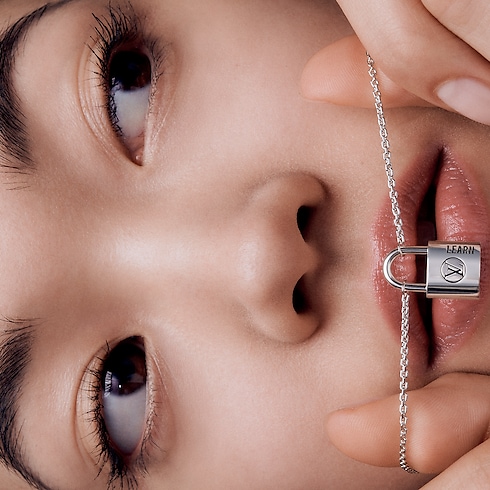 Silver Lockit 吊墜 - 配純銀及黑色漆面 in 珠寶系列's 按類別瀏覽 項鍊吊墜 collections by Louis Vuitton (產品縮放)