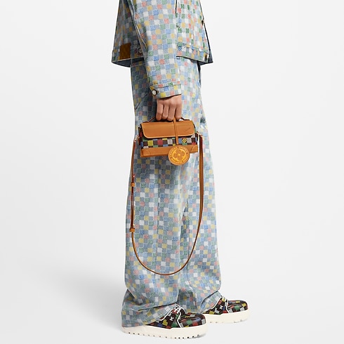 Steamer East West 可穿戴式錢包 Damier Other in 男士's 錢包及小型皮件 迷你包款 collections by Louis Vuitton (產品縮放)