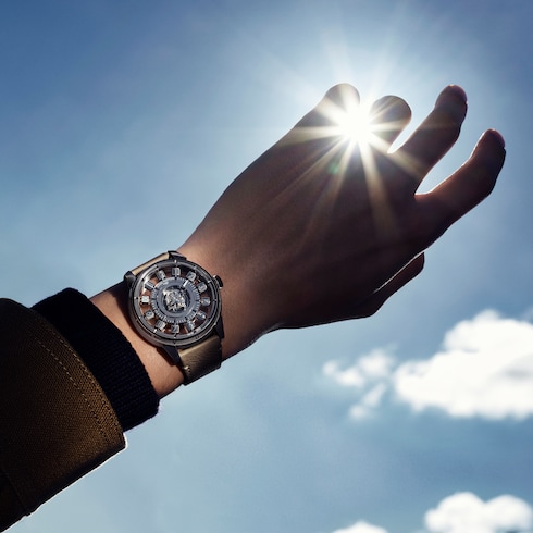 Tambour Taiko Spin Time Air,自動機芯,白K金,鷹眼石及鑽石 in 腕錶系列's 腕錶總覽 } collections by Louis Vuitton