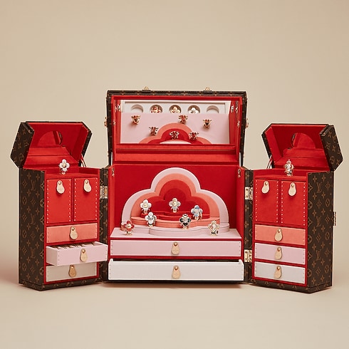 Vivienne Monogram 玫瑰K金配珍珠母貝、木材及鑽石吊墜 in 珠寶系列's 按類別瀏覽 高級珠寶總覽 collections by Louis Vuitton (產品縮放)