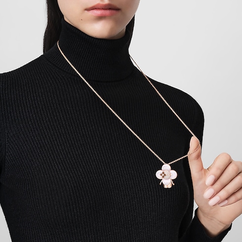 Vivienne Monogram 玫瑰K金配珍珠母貝、木材及鑽石吊墜 in 珠寶系列's 按類別瀏覽 高級珠寶總覽 collections by Louis Vuitton (產品縮放)