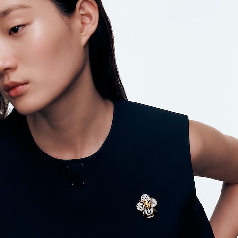 Vivienne Ox 吊墜 - 配三色K金、亮漆、鑽石及彩色寶石 in Les Extraordinaires's 珠寶系列 項鏈吊墜 collections by Louis Vuitton (產品縮放)