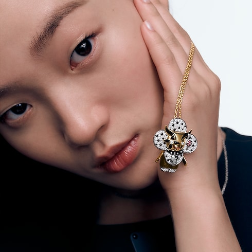 Vivienne Ox 吊墜 - 配三色K金、亮漆、鑽石及彩色寶石 in Les Extraordinaires's 珠寶系列 項鏈吊墜 collections by Louis Vuitton (產品縮放)