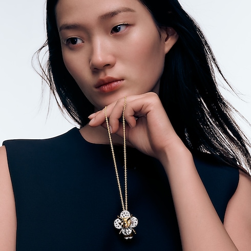 Vivienne Ox 吊墜 - 配三色K金、亮漆、鑽石及彩色寶石 in Les Extraordinaires's 珠寶系列 項鏈吊墜 collections by Louis Vuitton (產品縮放)