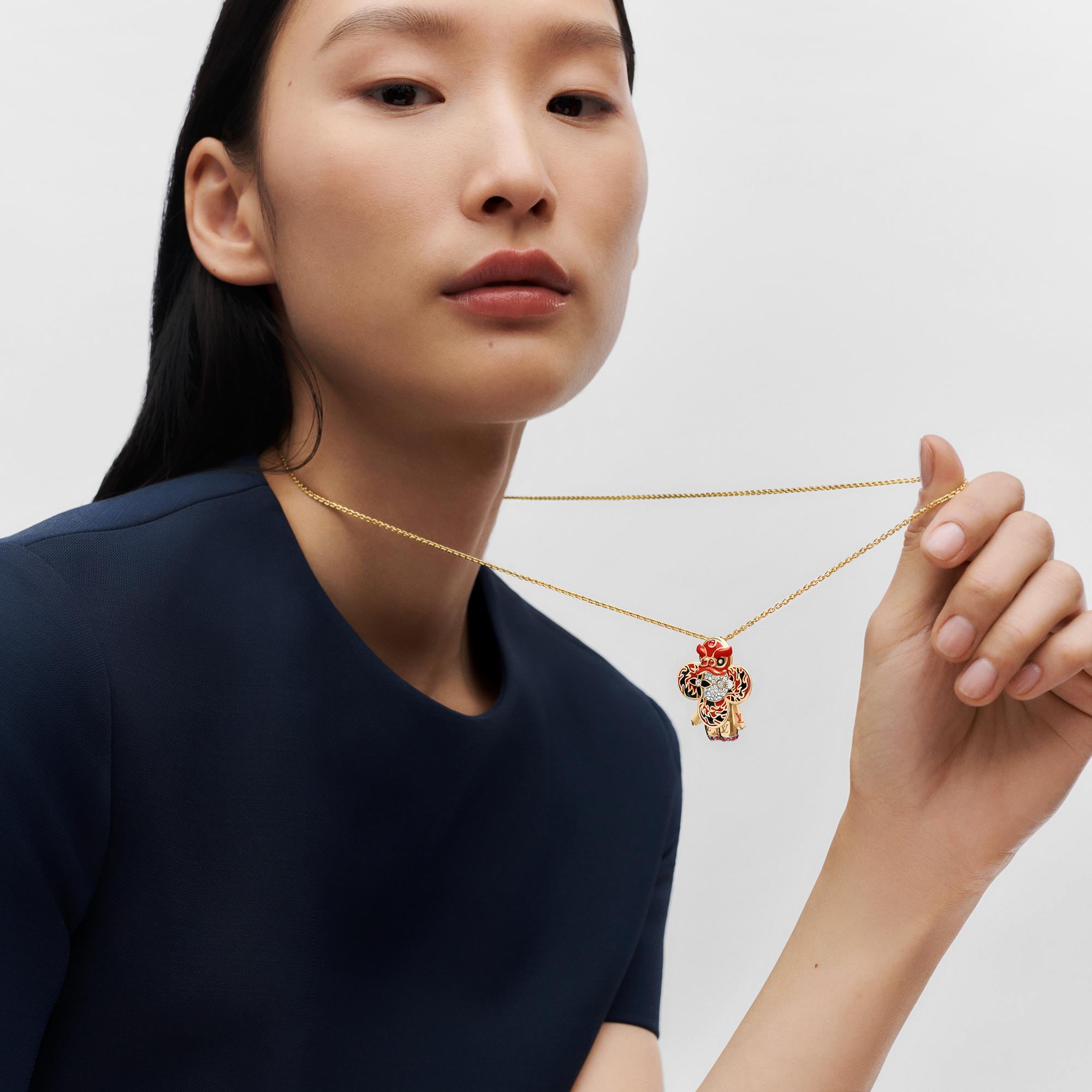 紅色 Vivienne Lion Dance 黃K金、白K金及亮漆配鑽石及有色寶石吊墜  in 珠寶系列