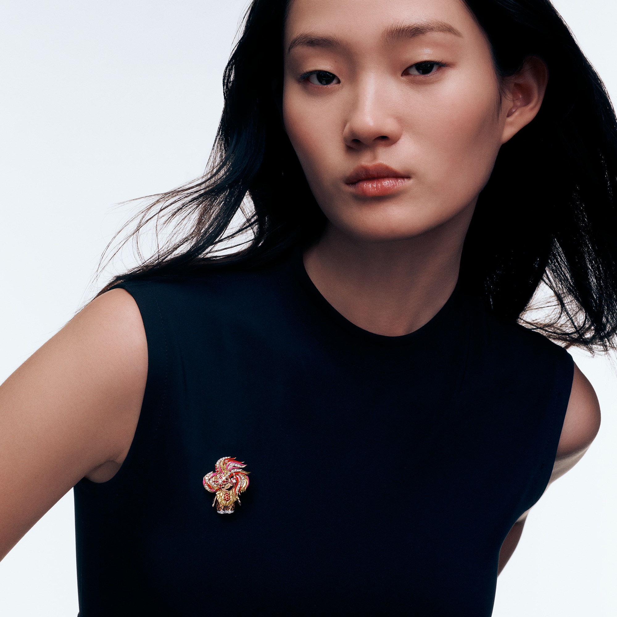 Vivienne Rooster 吊墜 - 配三色K金、亮漆、鑽石及彩色寶石  in Les Extraordinaires