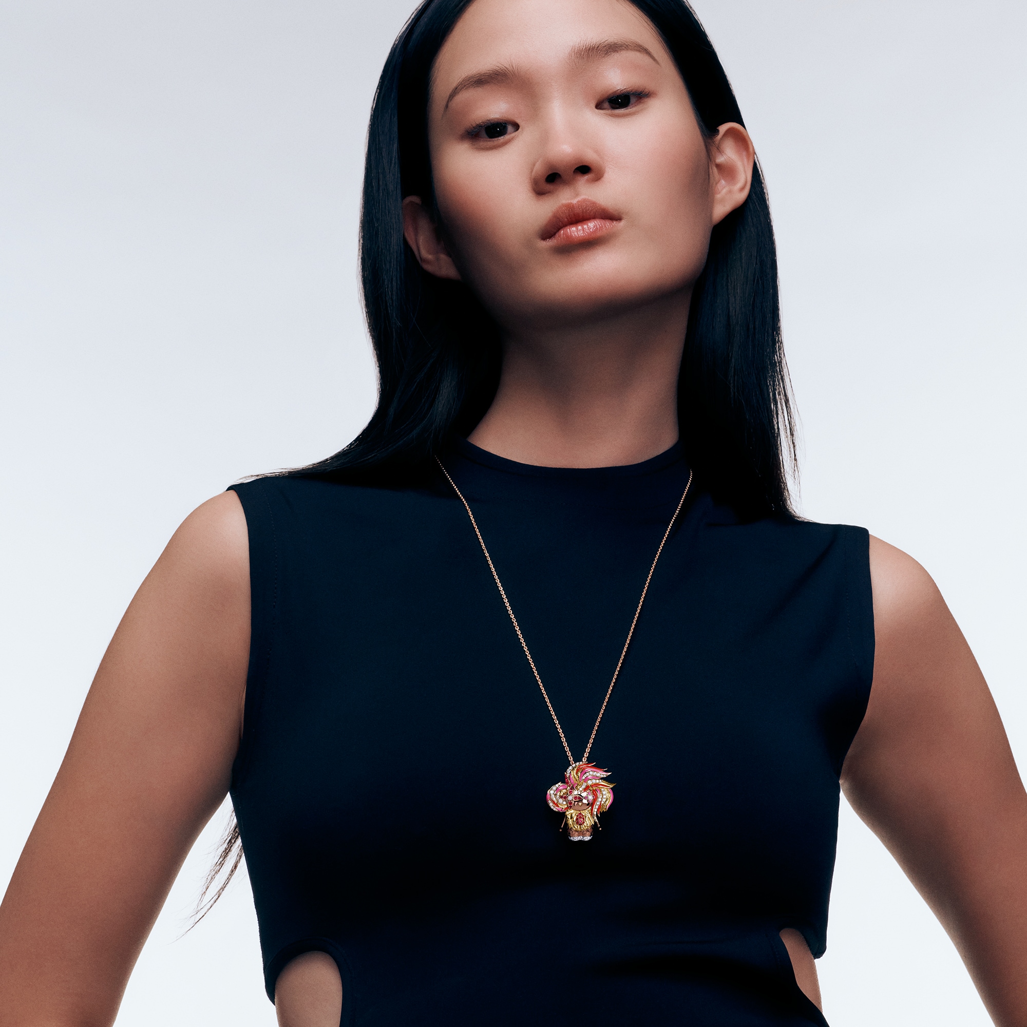 Vivienne Rooster 吊墜 - 配三色K金、亮漆、鑽石及彩色寶石  in Les Extraordinaires